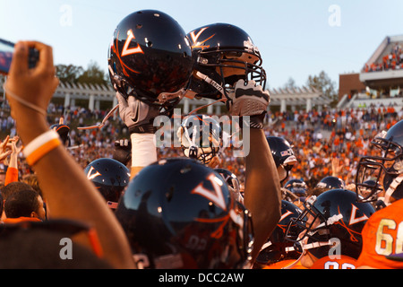 Virginia Cavaliers les joueurs et les fans rush le terrain pour célébrer après le match contre les Georgia Tech Yellow Jackets à Scot Banque D'Images