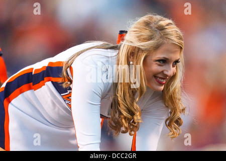 Virginia Cavaliers effectue une cheerleader à l'écart contre le Georgia Tech Yellow Jackets au cours du quatrième trimestre à Banque D'Images