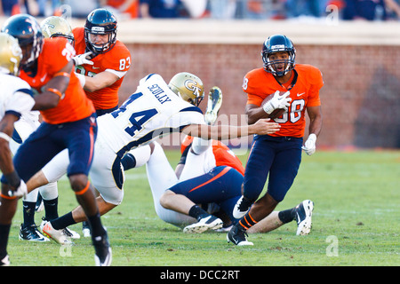 Virginia Cavaliers exécutant retour Khalek Shepherd (38) casse un plaquage de Georgia Tech Yellow Jackets kicker David Scully (44) o Banque D'Images