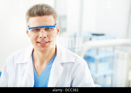 Portrait of mature médecin en clinique en lunettes de protection Banque D'Images