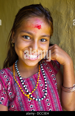Portrait d'une jeune fille portant un tika dans un village rural dans la région du Teraï Népalais Banque D'Images