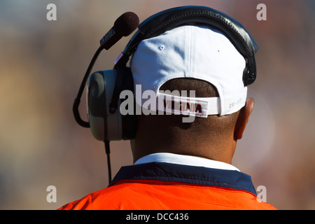 Virginia Cavaliers l'entraîneur-chef Mike London portant un casque à l'écart pendant le premier trimestre contre le Georgia Tech Y Banque D'Images