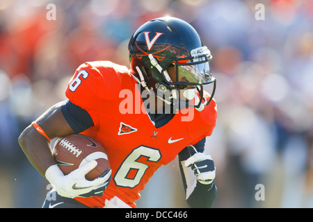 Virginia Cavaliers wide receiver Darius Jennings (6) renvoie l'ouverture kick off contre le Georgia Tech Yellow Jackets pendant Banque D'Images