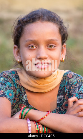 Portrait d'une jeune fille dans un village rural dans la région du Teraï Népalais Banque D'Images