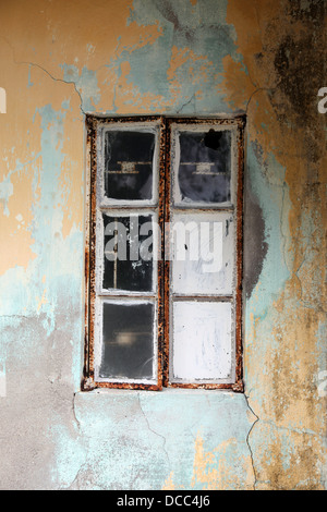 C'est une photo d'un détail d'une maison abandonnée en ruine. C'est une vitre cassée ou une porte totalement détruits et vieux. Banque D'Images