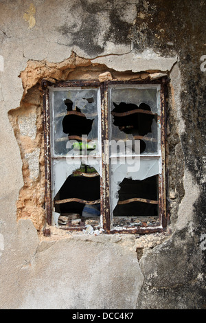 C'est une photo d'un détail d'une maison abandonnée en ruine. C'est une vitre cassée ou une porte totalement détruits et vieux. Banque D'Images