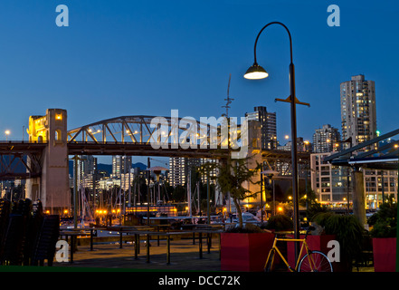 Pont de la rue Burrard et de la marina de False Creek à Vancouver en soirée. Condos de grande hauteur sont considérés. De l'île Granville. Banque D'Images