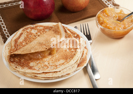 Des crêpes faites maison avec des pommes et confiture de pommes Banque D'Images