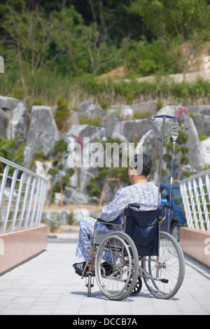 En arrière plan d'un brevet assis sur une chaise de roue Banque D'Images