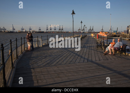 Les personnes bénéficiant de l'ensoleillement Ha'penny pier Harwich, Essex, Angleterre Banque D'Images