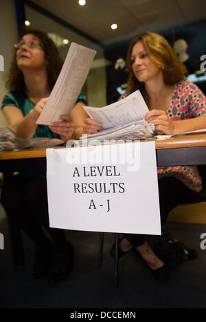 Pays de Galles Aberystwyth UK, 15 août 2013. Les élèves de l'école Penglais Galles Aberystwyth UK la collecte de leurs résultats d'examen d'un niveau dans la matinée du 15 août 2013. Credit : Keith morris/Alamy Live News Banque D'Images