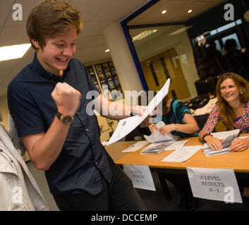 Pays de Galles Aberystwyth UK, 15 août 2013. RHYS JENKINS à Penglais Galles Aberystwyth École UK recueilli ses un niveau les résultats d'examen le matin du 15 août 2013. Il a obtenu un A* et 2 A et est maintenant prêt à passer à l'université d'Exeter Crédit : Keith morris/Alamy Live News Banque D'Images