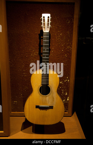 Guitare Martin administré par Jimmie Rodgers sur affichage à Country Music Hall of Fame and Museum de Nashville Tennessee USA Banque D'Images