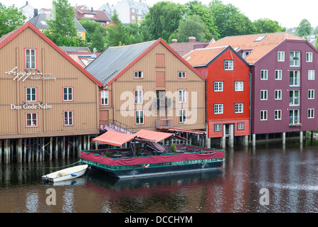 Voir le pont de fromt Bakklandet à Trondheim. Banque D'Images