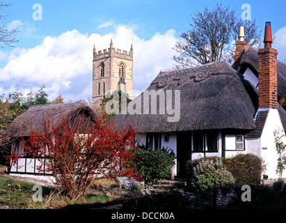 Chaumières à l'église Saint Pierre à l'arrière, Welford-sur-Avon, dans le Warwickshire, Angleterre Banque D'Images