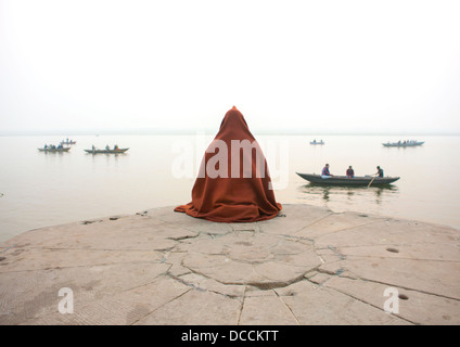 Méditant sur la rivière Gange Sadhu, Varanasi, Inde Banque D'Images