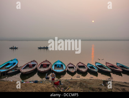 Bateaux sur Ganges River au lever du soleil, Varanasi, Inde Banque D'Images