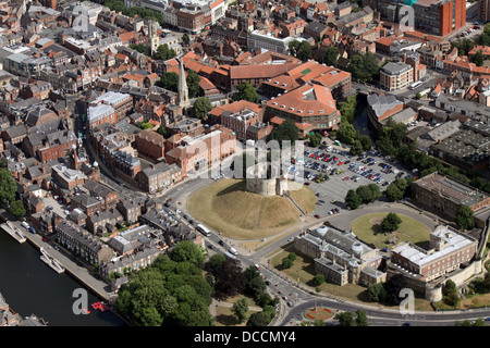 Vue aérienne du centre-ville de New York avec Cliffords Tower Castle et le Jorvik Centre plus Musée du Château Banque D'Images