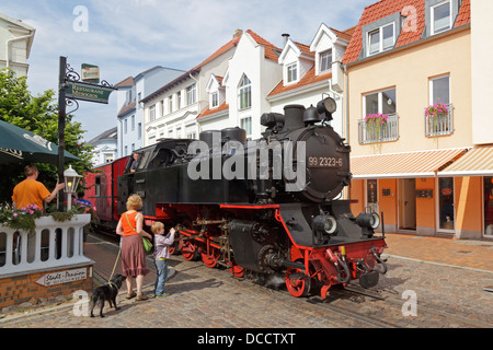 Train à vapeur Molli en passant par le centre-ville de Bad Doberan, Schleswig-Holstein, Allemagne Banque D'Images