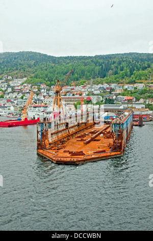 Cale sèche flottante submersible dans le port de Bergen, Norvège Banque D'Images