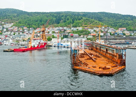 Cale sèche flottante submersible dans le port de Bergen, Norvège Banque D'Images