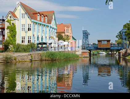 Pont de levage, Mueritz-Elde-Canal, Plau am See, lacs de Mecklembourg, Schleswig-Holstein, Allemagne Banque D'Images