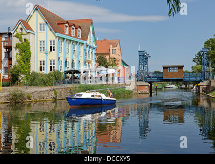 Pont de levage, Mueritz-Elde-Canal, Plau am See, lacs de Mecklembourg, Schleswig-Holstein, Allemagne Banque D'Images