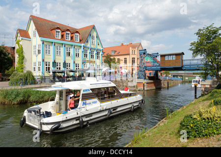 Pont de levage, Mueritz-Elde-Canal, Plau am See, lacs de Mecklembourg, Schleswig-Holstein, Allemagne Banque D'Images