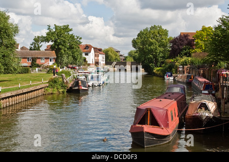 Bateaux amarrés à côté de la serrure sur la Severn River Avon à Tewkesbury, Gloucestershire Banque D'Images