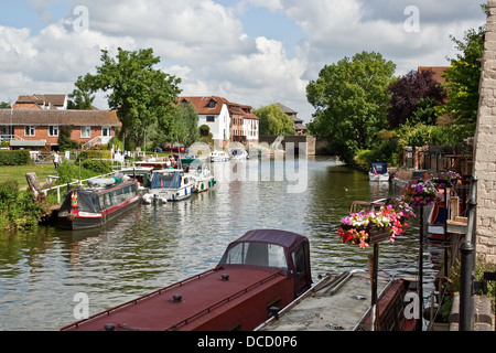 Bateaux amarrés à la Severn écluse sur la rivière Avon à Tewkesbury, Gloucestershire Banque D'Images