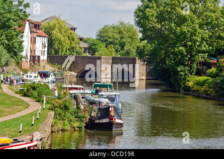 Bateaux amarrés près de la serrure sur la Severn River Avon à Tewkesbury, Gloucestershire Banque D'Images