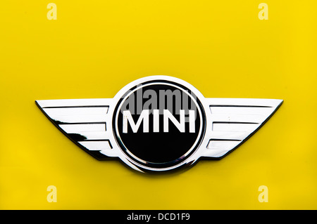 Badge Mini sur une voiture jaune Banque D'Images