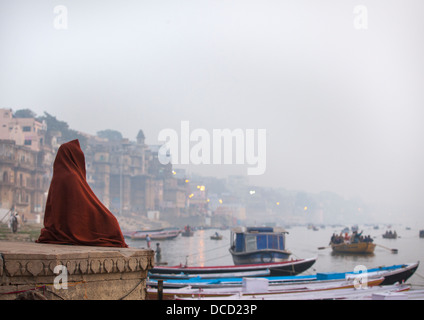 Méditant sur la rivière Gange Sadhu, Varanasi, Inde Banque D'Images