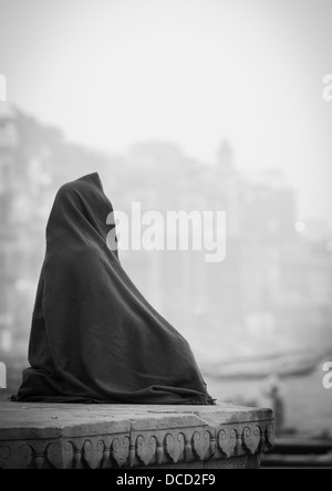 Méditant sur la rivière Gange Sadhu, Varanasi, Inde Banque D'Images