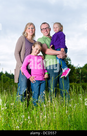 Mère, père et enfant ou fille et ami outdoor le grass meadow Banque D'Images