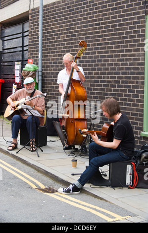 Madi Stimpson Trio jouant sur la rue lors du Festival de Jazz 2013 Brecon Banque D'Images