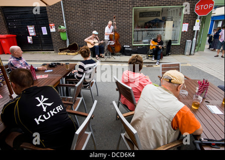 Madi Stimpson Trio jouant sur la rue lors du Festival de Jazz 2013 Brecon Banque D'Images