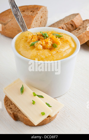 Bol de soupe de lentilles et du pain avec du fromage pour le déjeuner Banque D'Images