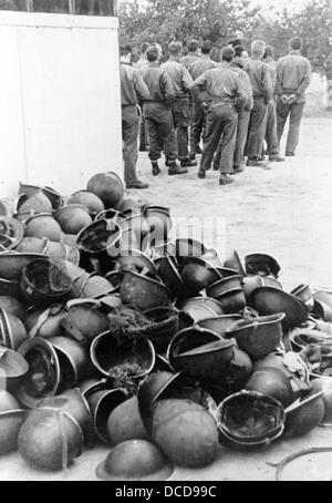 LES prisonniers DE guerre AMÉRICAINS sont photographiés dans un camp allemand sur le front occidental en octobre 1944. Lieu inconnu. Fotoarchiv für Zeitgeschichte Banque D'Images