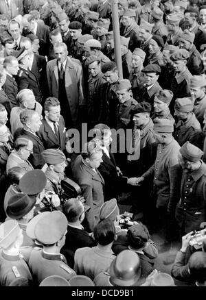 Échange de prisonniers de guerre français en Allemagne avec des travailleurs civils français en 1942 (dite 'relève') - ici : le Premier ministre français Pierre Laval accueille les prisonniers de guerre de retour à la gare de Compiègne. Fotoarchiv für Zeitgeschichte Banque D'Images