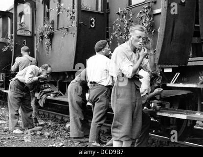 Les prisonniers de guerre français en Allemagne, qui sont échangés avec des travailleurs civils français et peuvent retourner dans leur pays d'origine en 1942 (ce qu'on appelle « relève »), se rasent peu avant d'arriver dans leur pays d'origine. Fotoarchiv für Zeitgeschichte Banque D'Images