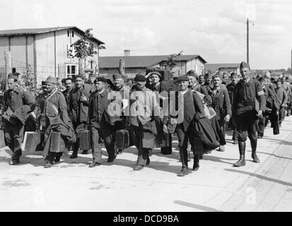 Les prisonniers de guerre français en Allemagne, qui sont échangés avec des travailleurs civils français et peuvent retourner dans leur pays d'origine en 1942 (ce que l'on appelle « relève »), quittent le camp. Fotoarchiv für Zeitgeschichte Banque D'Images