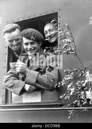 Les prisonniers de guerre français en Allemagne sont échangés avec des travailleurs civils français et peuvent retourner dans leur pays d'origine en 1942 (ce qu'on appelle « relève »). Fotoarchiv für Zeitgeschichte Banque D'Images