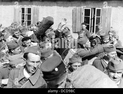 Les prisonniers de guerre français en Allemagne, qui sont échangés avec des travailleurs civils français et peuvent retourner dans leur pays d'origine en 1942 (ce que l'on appelle « relève »), quittent le camp. Fotoarchiv für Zeitgeschichte Banque D'Images