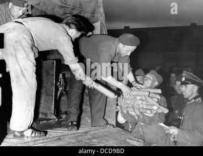 Les prisonniers de guerre français en Allemagne, qui sont échangés avec des travailleurs civils français et peuvent retourner dans leur pays d'origine en 1942 (ce que l'on appelle « relève »), chargent des provisions dans un camion. Fotoarchiv für Zeitgeschichte Banque D'Images