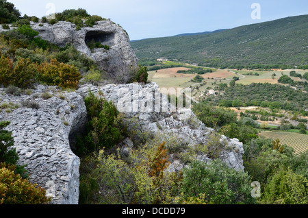 Les falaises de Lioux (Vaucluse) - Falaise de Lioux département du Vaucluse, Provence-Alpes-Côte d'Azur, Banque D'Images