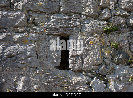 Flèche défensive fente dans un mur de château Arnside Tower Silverdale UK Banque D'Images