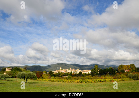 Village de Lourmarin, dans le Luberon, situé au pied du Luberon, une montagne de lumière et de contrastes. Provence, France Banque D'Images