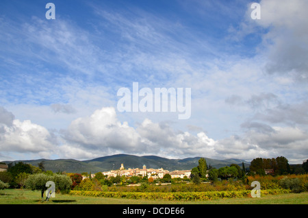 Village de Lourmarin, dans le Luberon, situé au pied du Luberon, une montagne de lumière et de contrastes. Provence, France Banque D'Images