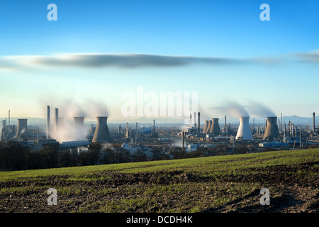 Grangemouth raffinerie de pétrole en fin de soirée. Banque D'Images